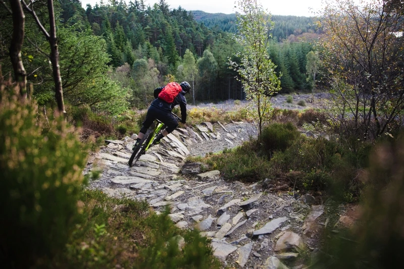 Osprey Syncro Daypack - 20 Liter - Zwart 11 Osprey Syncro Daypack - 20 Liter - Zwart - Image 9